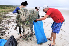 Portos do Paraná participa de mutirão de limpeza na Ilha do Mel e retira quase 3 toneladas de resíduos