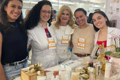 Pesquisadora  Audrey Lonni (ao centro) depositou sete patentes em seis anos como Bolsista Produtividade
