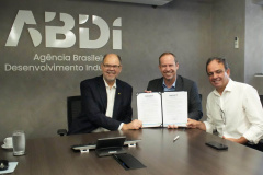Paraná assina convênio com a ABDI para desenvolvimento de bengalas tecnológicas para deficientes visuais