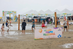 PRAIA COM CHUVA