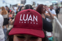 Matinhos, 31 de janeiro de 2025 - Fãs de Luan Santana chegam um dia antes do show em Caiobá. 