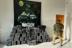Polícia Militar do Paraná apreende quase uma tonelada de maconha em Perobal-PR 