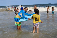 Veranistas podem fazer aulas gratuitas de bodyboarding em Matinhos e P