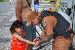 Forças de segurança distribuem pulseiras de identificação durante shows do Verão Maior Paraná