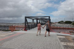 Peça importante na revitalização da orla, passarela do Rio Matinhos é entregue pelo IAT