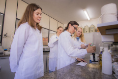 Mulheres na ciência: protagonismo feminino cresce no ensino superior