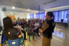 MULHER SEGURA