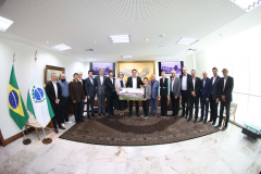 A Universidade Estadual de Londrina (UEL) será a primeira instituição de ensino superior estadual do Paraná a ter um parque tecnológico em seu campus, no Norte do Estado. O projeto arquitetônico do novo espaço, que será um hub de inovação integrado à infraestrutura acadêmica e de pesquisa da universidade, foi apresentado nesta terça-feira (11) ao governador Carlos Massa Ratinho Junior.