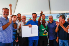 Governador entrega título de domínio da Chácara São Pedro ao município de Pontal do Paraná