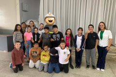 Em Rebouças, voluntários da Copel orientam estudantes sobre cuidados com a rede elétrica