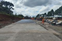 primeiras placas de concreto da duplicação da PRC-466 entre Guarapuava e Palmeirinha