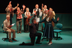 Estreia de “Gregor – uma odisseia patética” lota o Teatro José Maria Santos e emociona o público