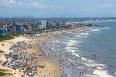 As águas das praias, represas e rios do Estado continuam com boa qualidade. De acordo com o terceiro boletim de balneabilidade do verão emitido nesta sexta-feira (04) pelo Instituto Ambiental do Paraná (IAP), dos 49 pontos monitorados semanalmente no Litoral apenas um se mantêm impróprio para banho.  Litoral do Paraná, 04/01/2019  -  Foto: Jaelson Lucas/ANPr