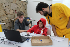 Estudantes do Ensino Fundamental e Médio de escolas públicas e particulares, e universitários do Paraná e de Santa Catarina, iniciaram nesta segunda-feira (7) oficinas bilíngues de aprendizagem criativa com acadêmicos do Instituto de Tecnologia de Massachusetts (MIT - Massachusetts Institute of Technology) ofertadas pela Secretaria de Estado da Educação em parceria com o Instituto norte-americano.  -  Curitiba, 07/01/2019  -  Foto: Fernando Jesus/SEED