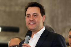 O governador Carlos Massa Ratinho Junior afirmou nesta segunda-feira (7) que, depois de reduzir de 28 para 15 o número de secretarias, o governo está organizando a modernização das autarquias estaduais. Em entrevista à Rádio Paiquerê, de Londrina (Norte), Ratinho Junior disse que o compromisso de sua gestão, assumido ainda em campanha, é modernizar a máquina pública e reduzir as despesas do governo.  Curitiba, 07/01/2019   -  Foto: Rodrigo Félix Leal