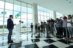 O governador Carlos Massa Ratinho Junior anunciou nesta terça-feira (8) o congelamento do próprio salário, do vice-governador e dos secretários de Estado. Em coletiva de imprensa que antecedeu a segunda reunião da equipe de governo, Ratinho Junior afirmou que o Paraná não vai seguir o aumento salarial dos ministros do Supremo Tribunal Federal (STF), de 16%.  - Curitiba, 08/12/2019  -  Foto: Rodrigo Félix Leal