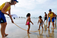 As equipes da Superintendência de Esporte do Paraná fizeram 17.079 atendimentos nas praias do Paraná, em apenas três, de sexta-feira a domingo (11 a 13). Veranistas e moradores locais participaram das atividades esportivas e recreativas ofertadas nos quatro postos fixos nas praias de Shangri-Lá, Ipanema, Praia de Leste e Caiobá, além do posto itinerante em Guaratuba.  - Curitiba, 15/01/2019  -  Foto: Divulgação