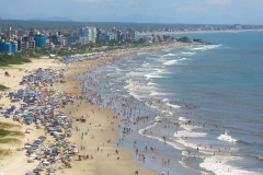 O quinto boletim de balneabilidade desta temporada, divulgado pelo Instituto Ambiental do Paraná (IAP) nesta sexta-feira (18), mostra um novo ponto impróprio para banho no Litoral. Além da Ponta da Pita, em Antonina, que já vem apresentando concentração de esgoto clandestino, um outro ponto que não está recomendado para banho, de acordo com as análises desta semana, fica na Praia Brava de Caiobá, na altura da Rua Alvorada. As chuvas podem tem causado a alteração.  -  Foto: Jaelson Lucas/ANPr