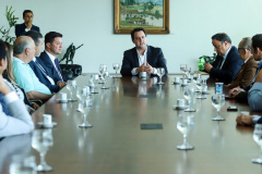 O governador Carlos Massa Ratinho Junior se reuniu nesta segunda-feira (21) com deputados estaduais e confirmou sua disposição ao trabalho conjunto com a Assembleia Legislativa.  -  Curitiba, 21/01/2019  -  Foto: Rodrigo Félix Leal