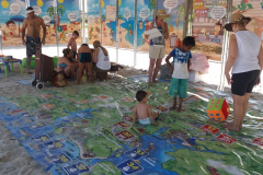 Nos primeiros 30 dias de Operação Verão, o Instituto Ambiental do Paraná (IAP) vem promovendo atividades ambientais lúdicas e educativas aos veranistas que estão no Litoral e também no Interior do Estado. As ações são realizadas em parceria com a Secretaria de Estado do Desenvolvimento Ambiental e Turismo, o Instituto das Águas e o Batalhão da Polícia Ambiental Força Verde. Foto: Divulgação/SEMA