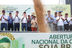 O governador Carlos Massa Ratinho Junior e a ministra da Agricultura, Pecuária e Abastecimento, Tereza Cristina, participam do evento que marca a abertura nacional da colheita da soja. Apucarana, 24/01/2019. Foto: Rodrigo Felix Leal/ANPr