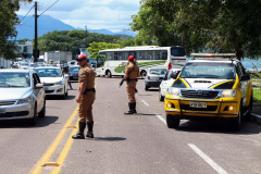  A fiscalização das equipes do Batalhão de Polícia Rodoviária (BPRv) nas rodovias estaduais que cortam o Litoral do Paraná flagrou mais de 7 mil veículos com velocidade acima do permitido na via e duas pessoas perderam a vida vítimas de atropelamento nos primeiros 30 dias do verão (de 21 de dezembro à 21 de janeiro). O balanço do Batalhão aponta ainda que houve aumento de 17,91% nos acidentes e de 4,55% de pessoas feridas em comparação com o mesmo período da temporada anterior.- -  Foto: BPRv