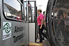 O Governo do Estado, em parceria com a Prefeitura de Almirante Tamandaré, entregou nesta sexta-feira (25) obras de revitalização do Terminal Rodoviário Municipal Vereador Dirceu Pavoni (Terminal Cachoeira), beneficiando diretamente cerca de 18 mil pessoas por dia, usuárias de dez linhas. A entrega foi feita pelo secretário do Desenvolvimento Urbano e Obras Públicas, João Carlos Ortega, e o prefeito Gerson Colodel. Foto: Divulgação/SEDU