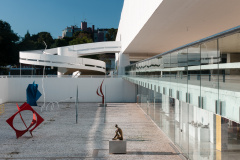 Uma oficina direcionada ao público adulto acontece neste sábado (2), no Museu Oscar Niemeyer (MON). A atividade faz parte da edição comemorativa de 25 anos da Bienal Internacional de Arte Contemporânea de Curitiba, reconhecida como um dos principais eventos de arte do circuito mundial. Foto: Marcello Kawase/MON