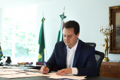 Governador Carlos Massa Ratinho Júnior assina projeto para acabar com a aposentadoria para governador. Foto: Rodrigo Felix Leal/ ANPr