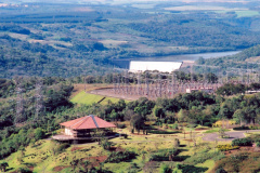 A Coordenadoria de Proteção e Defesa Civil do Paraná elaborou um modelo de Plano de Contingência Municipal de Barragens para orientar gestores das cidades incluídas em áreas de impacto direto em caso de acidentes de barragens. A iniciativa é pioneira no Brasil. Integram a lista 65 municípios paranaenses, que abrigam barragens para uso de geração de energia.   -  Curitiba, 01/02/2019  -  Foto:  Divulgação Copel