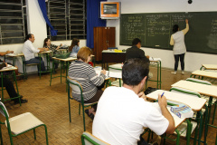 A Educação de Jovens e Adultos (EJA) da rede estadual de ensino matriculou em janeiro 99.202 pessoas interessadas em voltar às salas de aula. São 53.796 matrículas no Ensino Fundamental – Anos Finais (6º ao 9º ano) e 45.406 no Ensino Médio. As aulas começam a partir do dia 14 de fevereiro e são gratuitas.Foto: Hedson Alves/Arquivo SEED