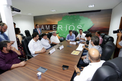 O governador Carlos Massa Ratinho Junior reuniu-se nesta quarta-feira (6), em Umuarama, com lideranças e prefeitos do Noroeste para tratar da duplicação da PR-323 e anunciou a elaboração de projetos executivos para obras na rodovia. -  Umuarama, 06/02/2019  -  Foto: Arnaldo Alves/ANPr