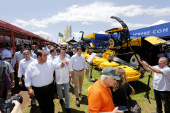 A iniciativa do governador Ratinho Junior, de transferir para Cascavel a sede do Governo do Estado, durante dois dias, foi aprovada pelos cidadãos. Além de aproximar o governo da população e das lideranças locais, o projeto também busca valorizar o Show Rural Coopavel, que acontece no município, nesta semana.   -  Cascavel, 07/02/2019  -  Foto: Arnaldo Alves/ANPr