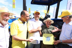 Novos maquinários aumentam produção em pequenas propriedades. Na quinta-feira (8), no Show Rural, em Cascavel, o governador Ratinho Junior fez a entrega de tratores para José Modena e para mais dois agricultores de Catanduvas, Geraldo Marafom e Roberto de Jesus Iung. -   Cascavel, 07/02/2019  -  Foto: Rodrigo Félix Leal/ANPr