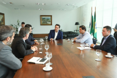 O governador Carlos Massa Ratinho Junior se reuniu com diretores da multinacional Mars Petcare nesta segunda-feira (11) para discutir detalhes de um novo investimento da companhia em Ponta Grossa na região dos Campos Gerais. A empresa, líder mundial na produção de alimentos para cães e gatos, investirá R$ 120 milhões na instalação da segunda unidade no município.Foto: Rodrigo Felix Lea/ANPr