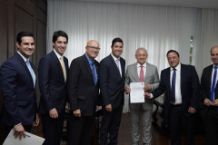 O governo encaminhou nesta terça-feira (12) à Assembleia Legislativa o projeto de lei da reforma administrativa. A entrega foi feita pelo chefe da Casa Civil, Guto Silva, e pelo secretário de Planejamento, Valdemar Bernardo Jorge, ao presidente da Alep, Ademar Traiano. Foto: Guilherme Flores