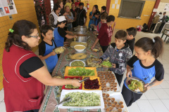  As escolas estaduais começam a receber nesta terça-feira (19) itens da agricultura familiar e ovos – quase 182 mil dúzias -   Foto: Arnaldo Alves / ANPr.
