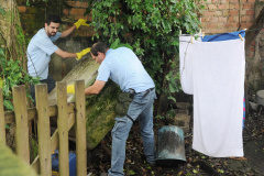 É preciso que os quintais sejam limpos todas as semanas para evitar acúmulo de lixo que possa juntar água. Vasos de plantas também podem conter ovos ou larvas de mosquitos. Foto: Divulgação/ANPr