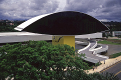 O Museu Oscar Niemeyer (MON) funcionará normalmente no final de semana e no feriado de Carnaval. Abre no sábado, domingo e terça, no horário das 10h às 18h. Na quarta-feira, além da entrada gratuita, o horário é estendido até às 20h, por ser a primeira semana do mês. Foto: Leonardo Finotti/MON