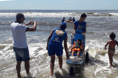 Cadeiras especiais para banho de mar para quem tem mobilidade reduzida ou deficiência  -  Foto: Sanepar