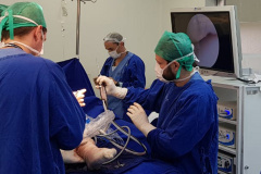 A equipe de Cirurgia do Joelho do Hospital do Trabalhador, em parceria com um cirurgião do Hospital Sacrè Coeur de Montreal (Canadá), fez o primeiro transplante de menisco da instituição e um dos raros casos já feitos no Brasil. Foto: Divulgação/SESA