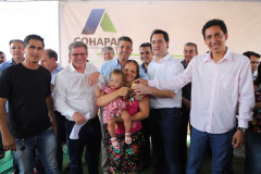 Quarenta e nove famílias de Florestópolis, município da região Norte do Paraná, concretizaram nesta sexta-feira (22) o sonho da casa própria. Elas vão morar no Residencial José Alves dos Santos, inaugurado pelo governador Carlos Massa Ratinho Junior, pelo presidente da Companhia de Habitação do Paraná (Cohapar), Jorge Lange, e o prefeito Nelson Correia Junior.  -  Florestópolis, 22/01/2019  -  Foto: José Fernando Ogura/ANPr