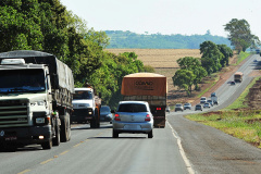 O pacote de concessões que o governo federal planeja licitar em 2020 deve abranger 3,5 mil quilômetros de rodovias do Paraná. Além dos 2,5 mil km de extensão dos seis lotes atuais do Anel de Integração, cujos contratos expiram em 2021, o Governo do Paraná sugeriu ao Ministério da Infraestrutura que o leilão contemple mais 1 mil km de rodovias estaduais, além dos contornos de Cascavel, Londrina e Ponta Grossa.Foto: Ivan Bueno/Arquivo - SEIL