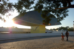 Nesta quarta-feira (27), além da tradicional entrada gratuita, quem for ao Museu Oscar Niemeyer poderá participar de atividades como oficina e visita mediada. Foto: Arquivo/ANPr