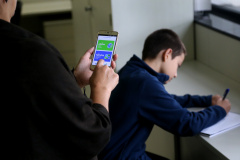 Aplicativo ajuda a acompanhar desempenho dos filhos na escola. Foto: Gilson Abreu/ANPr