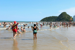 No período de Carnaval, o Corpo de Bombeiros atuará com o efetivo total da Operação Verão e do 8º Grupamento de Bombeiros no Litoral para reforçar as medidas preventivas no mar e na areia durante os cinco dias de feriado. Os 89 postos guarda-vidas fixos e o posto móvel de Morretes estarão ativados diariamente das 8 às 20 horas, e os demais serviços de atendimento pré hospitalar e de emergência também serão reforçados.  -  Foto: Soldado Amanda Morais