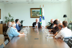 O governador em exercício Darci Piana recebeu nesta sexta-feira (8) a nova diretoria do Conselho Regional dos Representantes Comerciais do Paraná (Core-PR). O presidente da entidade, Paulo Nauiack, e os novos conselheiros tomaram posse em fevereiro deste ano para o quadriênio 2019-2022. Foto: Camila Tonett