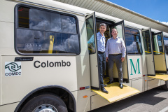 A Coordenação da Região Metropolitana de Curitiba (Comec) e a Viação Santo Ângelo, de Colombo, acabam de lançar um projeto-piloto para utilização de um novo modelo de ônibus multimodal, um veículo capaz de operar linhas comuns, aquelas com embarque convencional pelo lado direito dos ônibus, e ainda as linhas tipo Ligeirinho, com embarque em estações-tubo ou plataformas nos terminais. Colombo, 13/03/2019.
Foto: Maurilio Cheli/ANPr