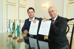 O governador Carlos Massa Ratinho Júnior e o embaixador de Israel no Brasil, Yossi Shelley, assinaram nesta quarta-feira (13) um protocolo de intenções nas áreas de ciência e tecnologia, segurança pública, agricultura, saúde, educação e reaproveitamento de água. Foto: Rodrigo Felix Leal/ANPr