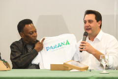 O governador Carlos Massa Ratinho Junior recebeu nesta quarta-feira (13), no Palácio Iguaçu, o campeão mundial de futebol Pelé. No evento, que contou com a presença de estudantes, atletas e ex-atletas, foram lançados a campanha Imposto Amigo do Esporte, do Governo do Estado, e o programa Esportivo Lúdico Educacional, de iniciativa de Pelé.  -  Curitiba, 13/03/2019  -  Foto: Rodrigo Félix Leal/ANPr